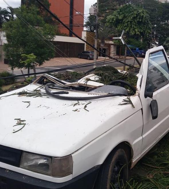 Um dos proprietários, um gesseiro, tinha acabado de deixar o carro para fazer um serviço em um prédio em frente da praça (Wagner Souza/AAN)