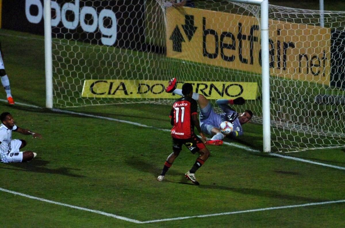 Ivan defendeu na primeira tentativa, mas não conseguiu evitar o gol de Mateusinho, que abriu o placar da partida aos 7' (Leandro Ferreira/AAN)