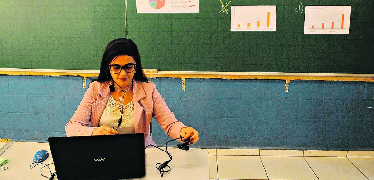 A professora Josiani Batista Nunes Romero, do Ensino Fundamental 2, dá aula virtual em Jaguariúna, em projeto que viabiliza o ensino municipal por meio de dois canais de TV; a experiência visa permitir a continuidade do ano letivo em tempos de pandemia (Wagner Souza/AAN)