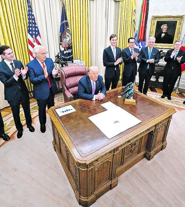 Trump durante o anúncio, no Salão Oval, do acordo árabe-israelense: sinalização de paz em região de conflitos (Getty Images/AFP)