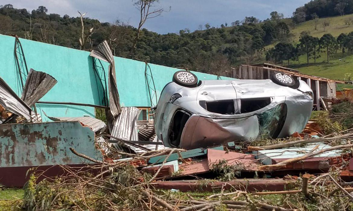 Estragos causados pelo tornado em Água Doce (: Flávio Júnior/ Defesa Civil)