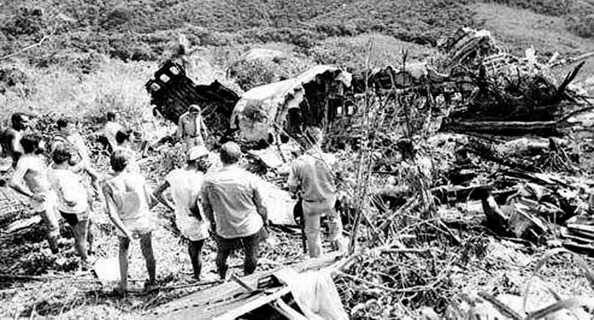 Curiosos observam os destroços do Comet 4, da Aerolineas Argentinas: um minuto após levantar voo, a aeronave, que seguia para os EUA, caiu (Cedoc/RAC)