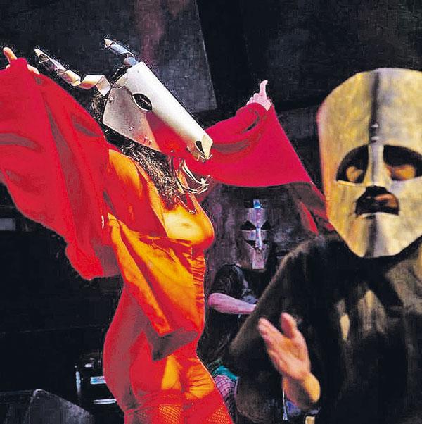 Nesta versão de 'O Bailado do Deus Morto', elenco usa réplicas das máscaras da montagem original (Divulgação)