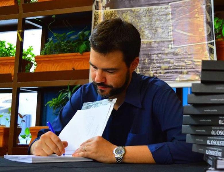 O jornalista Stephan Campineiro, em sessão de autógrafos no lançamento do livro "Majestoso 70", em 2018 (Reprodução / Facebook / Majestoso 70)