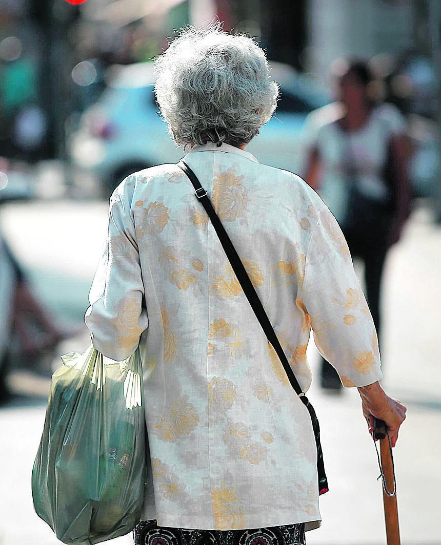Pessoas com mais de 65 anos não devem sair de casa nem mesmo para ir ao mercado (Banco de Imagens/iStock)
