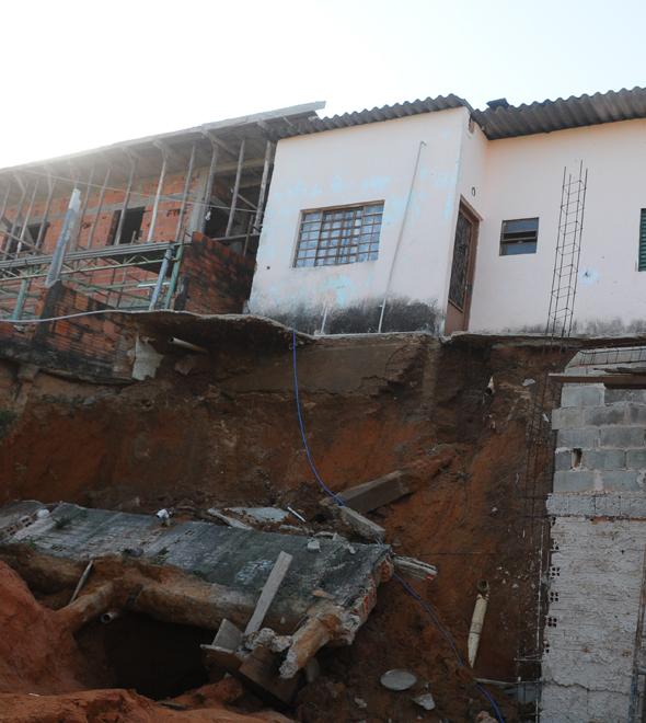 O muro de uma casa caiu em cima de um trabalhador na manhã de ontem, na Rua General Luis Felipe da Silva, no bairro Jardim Lisa (Wagner Souza/AAN)