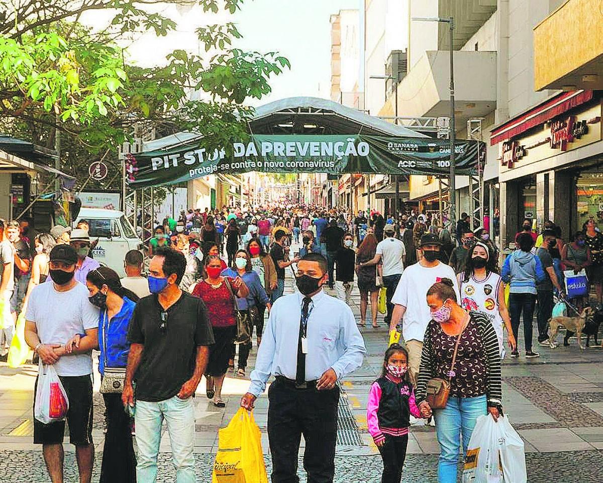 Véspera do Dia dos Pais movimentou o comércio de rua ontem, com a flexibilização antecipada do Plano SP de contenção da pandemia de Covid (Cedoc/RAC)