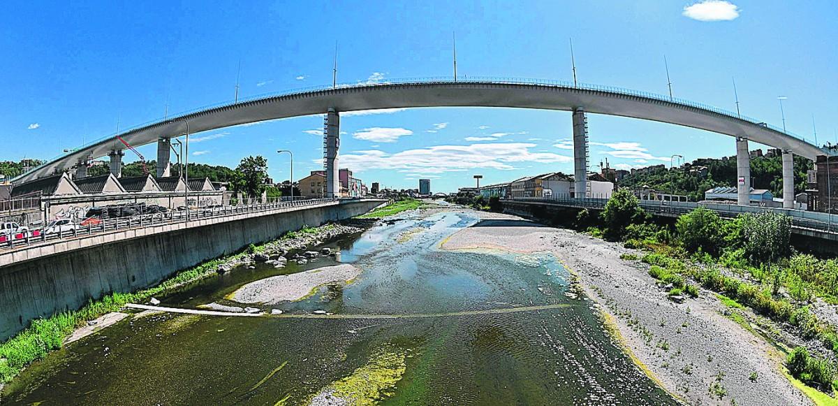 Ponte em Gênova, recém-inaugurada e dotada de sistema anticorrosão; estrutura desabou em 2018, matando 43 pessoas (ANDREAS SOLARO/AFP)