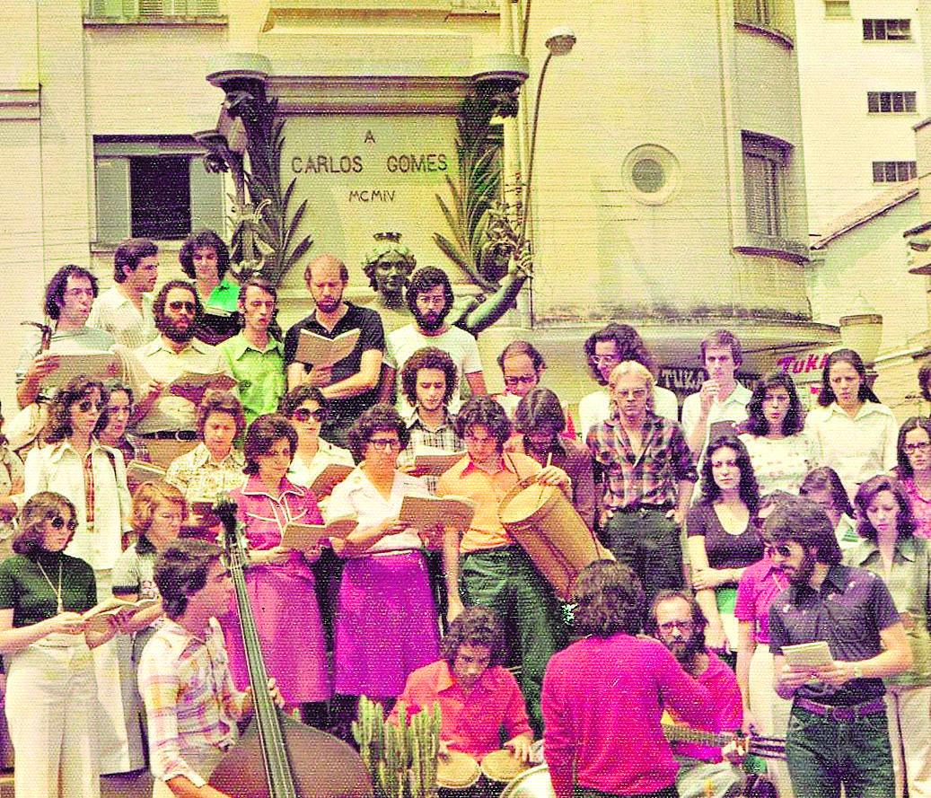 Coral Unicamp no Monumento a Carlos Gomes, durante a Semana Carlos Gomes em 1975 (Acervo Histórico do Arquivo Central/Unicamp)