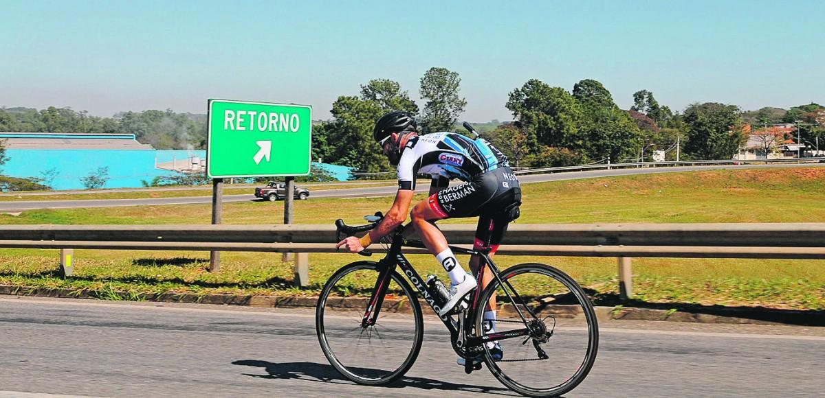 Ciclista se concentra para iniciar a banguela na Rodovia Adhemar Pereira de Barros, a SP-340, no trevo de Jaguariúna (Wagner Souza/AAN)