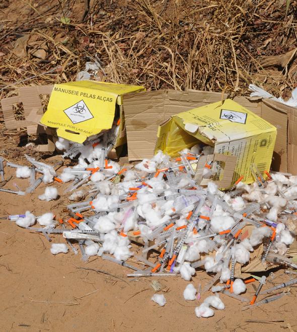 Dezenas de seringas, inclusive de uso para aplicação de insulina, foram descartadas de forma irregular na altura do km 3 da Estrada Vicinal da Amizade (Wagner Souza/AAN)