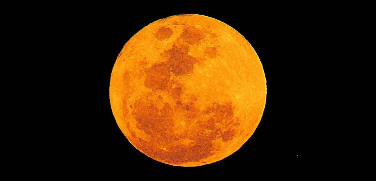 Lua cheia exibe-se portentosa e generosa nos céus de Campinas, valendo-se do clima seco e sem nuvens do Inverno (Leandro Ferreira/AAN)