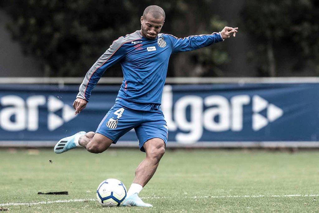Segundo publicação do UOL Esportes, o presidente José Carlos Peres estaria disposto a mandar Carlos Sánchez e Soteldo para o rival e receber em troca Lucas Lima, um goleiro e um terceiro jogador (Ivan Storti/Santos FC)