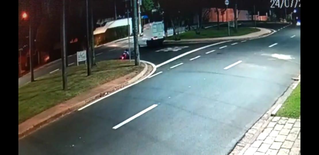 O atropelamento aconteceu na Avenida Júlia Conceição Alves, em Sousas, por volta das 19h30,em um trecho que é contramão para o motorista (Reprodução)