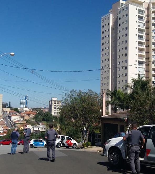 Homem mantém moradores reféns em um prédio (Wagner Souza/AAN)