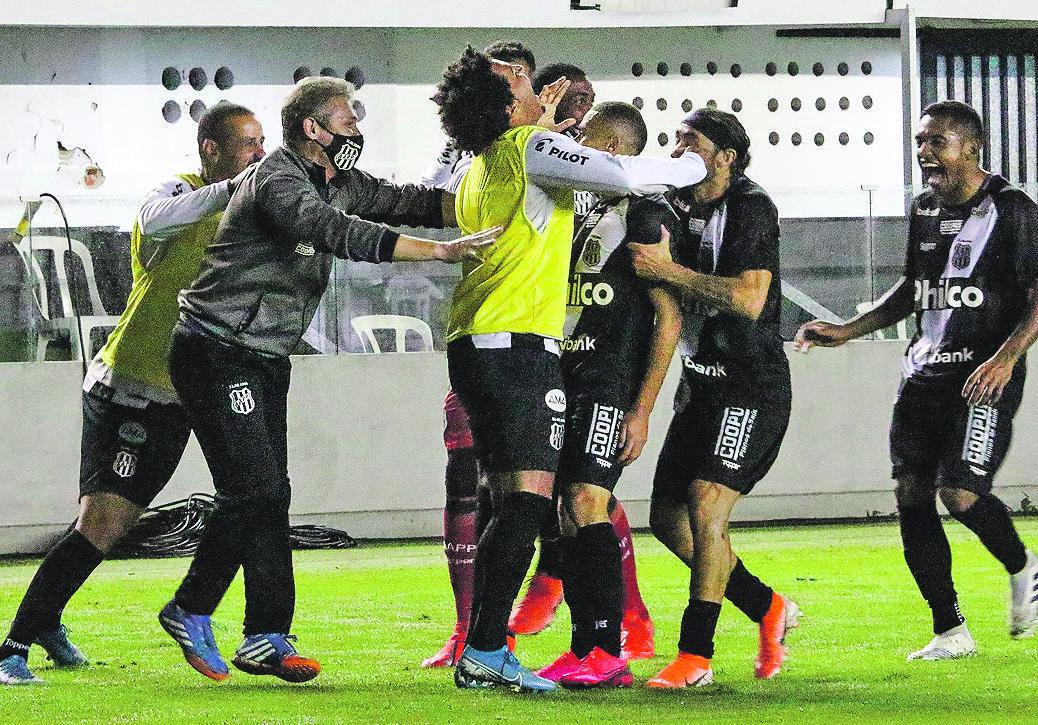 A Ponte Preta quebrou um jejum de 15 anos sem vitória na Vila Belmiro na quinta-feira: triunfo e vaga (Luiz Guilherme Martins/Ponte Press)
