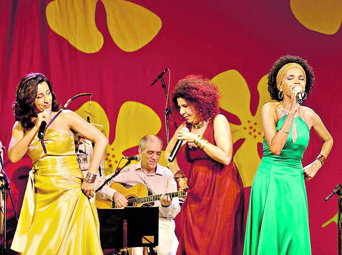 Jussara Silveira, Rita Benneditto e Teresa Cristina no show 'Três Meninas do Brasil', apresentado e gravado ao vivo em 2008 no Rio de Janeiro (Divulgação)