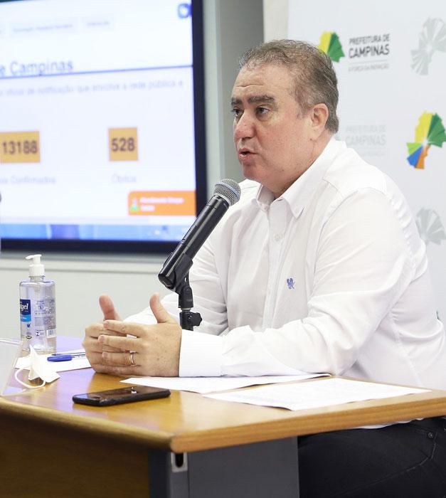 O prefeito Jonas Donizette e o secretário Carmino de Souza fazem a atualização dos números da Covid (Divulgação)