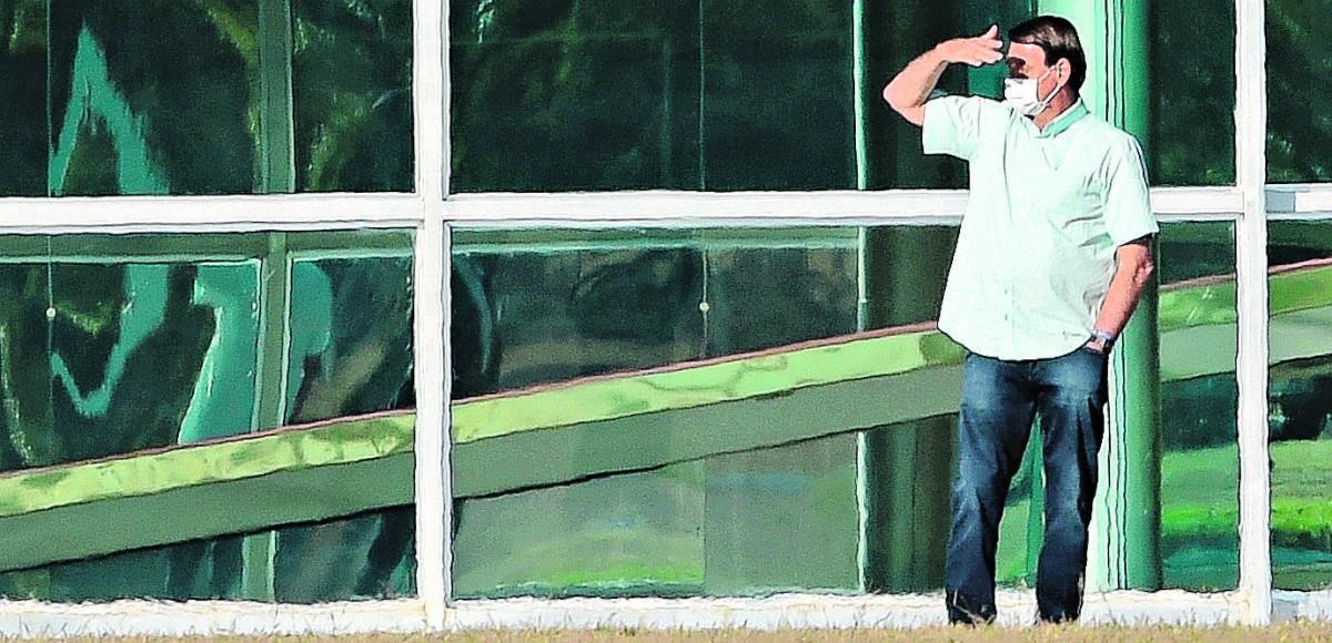 Presidente Jair Bolsonaro, que se recupera da Covid-19, toma sol fora do Palácio da Alvorada na última terça-feira (Sergio Lima/France Press)