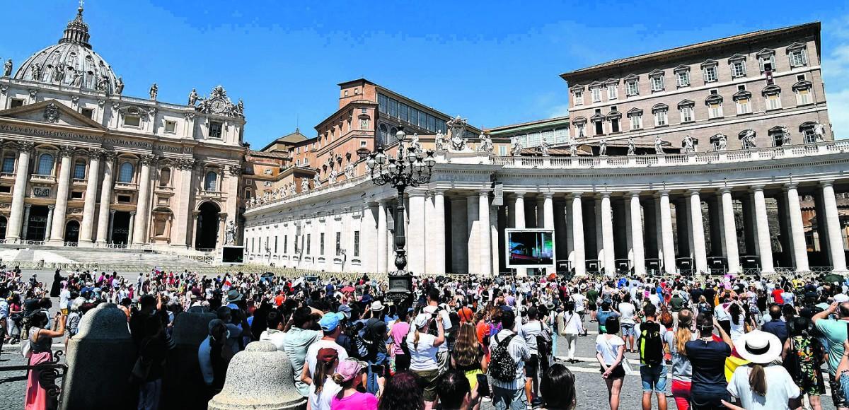 Multidão acompanha a benção dada pelo papa Francisco, no último domingo; nem todos os fiéis estavam de máscara (Andreas Solaro/AFP)