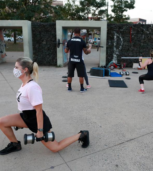 Na Praça Arautos do Paz, personal cuida das alunas ao ar livre: atividade física faz bem para o corpo, para a mente e para o bolso dos instrutores (Leandro Ferreira/AAN)