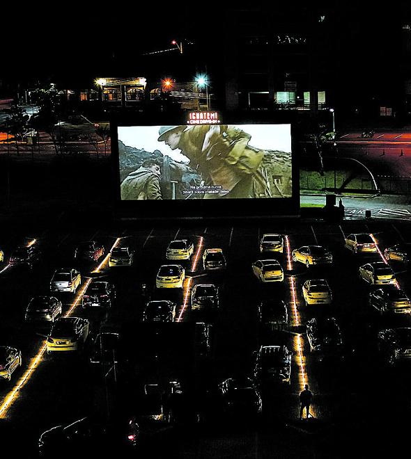 Cinema drive-in vai funcionar no estacionamento do shopping, em frente ao restaurante Outback (Divulgação)