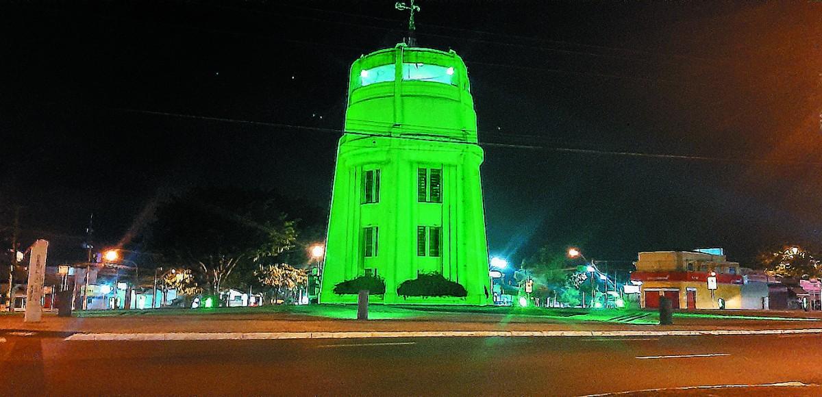 Torre do Castelo iluminada de verde na madrugada alerta para o mês de prevenção do câncer de cabeça e pescoço (Marcos Marquezin/AAN)