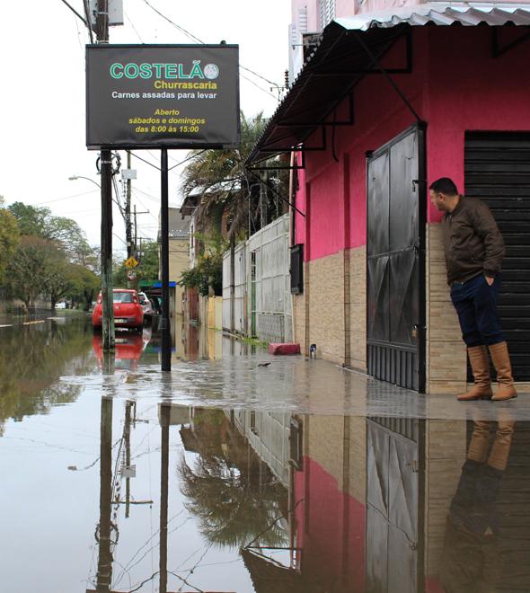 Porto Alegre (RS) fica alagada após ciclone: uma pessoa morreu (Gustavo Aguirre/Estadão Conteúdo)