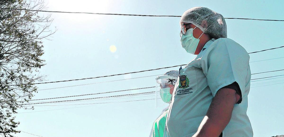 Mais dois heróis da Saúde se dedicam à guerra contra a Covid-19, medindo o oxigênio no sangue de pacientes em suas casas (Leandro Ferreira/AAN)