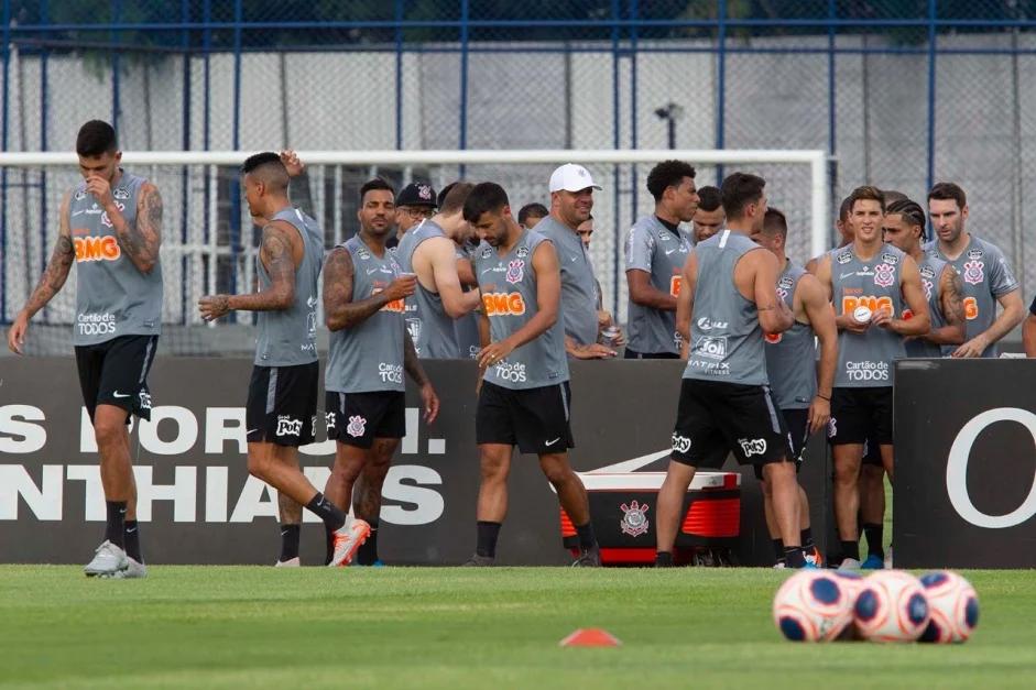 O elenco do Corinthians retomou o treino com bola após mais de 100 dias (Divulgação)