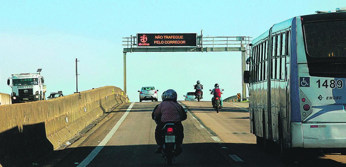 Campanha da AB Colinas alerta motociclista para não trafegar no corredor, ou seja, no perigoso espaço entre dois veículos (Leandro Ferreira/AAN)