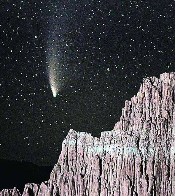 O cometa Neowise passa pela Seven Magic Mountains, no deserto de Nevada, nos Estados Unidos (Ethan Miller/France Press)