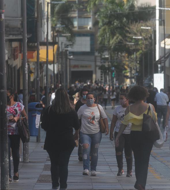 Mesmo com o comércio de portas fechadas, a movimentação é grande na Rua 13 de Maio: uma série de medidas será adotada a partir de segunda (Matheus Pereira/AAN)