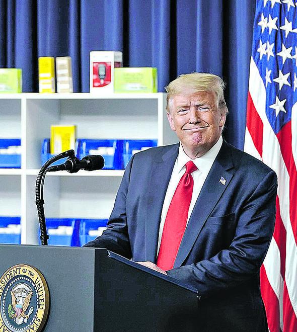 Com a queda nas pesquisas, Trump mudou o tom de sua campanha e passou a tratar a pandemia que assola os Estados Unidos com mais seriedade (Drew Angerer/Getty Images via AFP)