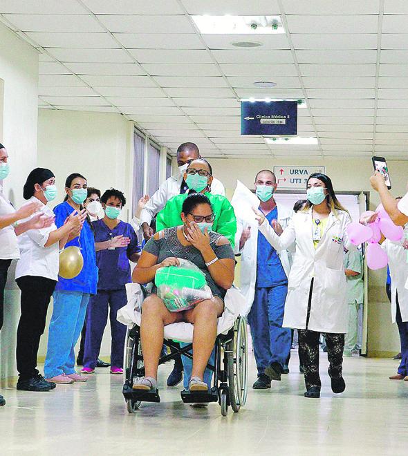 Equipe do hospital comemora a alta de paciente com Covid-19 em Campinas: recuperação de doentes na cidade representa 4,4% do total registrado em todo o Estado de São Paulo (Cedoc/RAC)