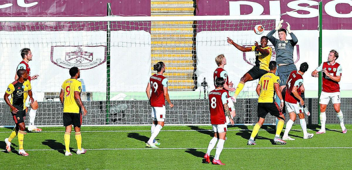 Lance da partida entre Burnley e Watford pela Premier League, um dos poucos campeonatos em atividade (Michael Steele/France Press)