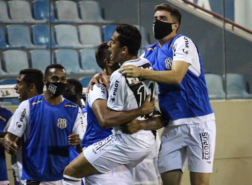 Bruno Rodrigues comemora no banco de reservas após abrir o placar (Ponte Preta / Luiz Guilherme Martins)