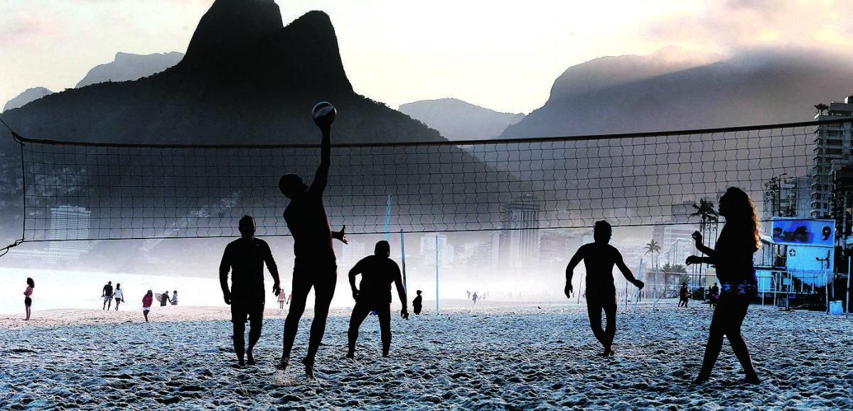 Banhistas jogam vôlei na Praia de Ipanema, Zona Sul do Rio, na 4ª fase de retomada gradual das atividades (Wilson Junior/Estadão Conteúdo)
