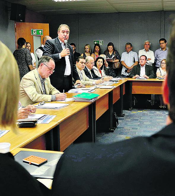 Jonas Donizette (PSB) em reunião com prefeitos: receitas deverão ter queda de R$ 15 bilhões neste ano (Cedoc/RAC)