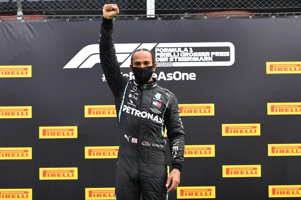 Hamilton homenageou George Floyd no pódio do GP da Estíria (AFP)