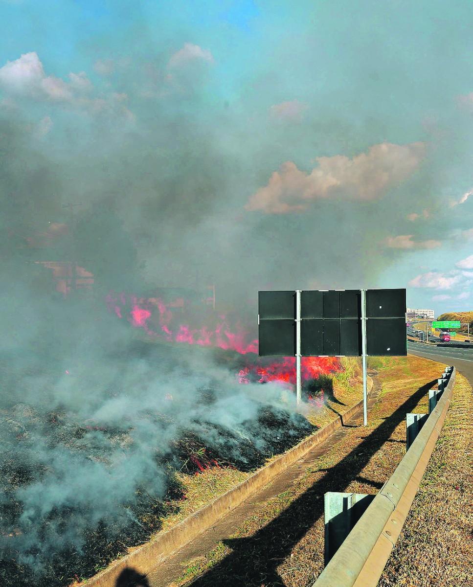 Às margens da Rodovia Campinas-Mogi foram registradas nove ocorrências de queimadas em maio: perigo (Leandro Ferreira/AAN)