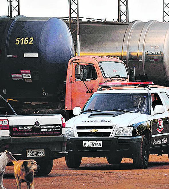Agentes apreenderam, em Paulínia, produtos químicos clandestinos (Wagner Souza/AAN)