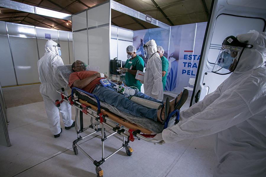 Paciente recebe cuidados em hospital de campo de Santarémr
 (Tarso Sarraf/AFP)