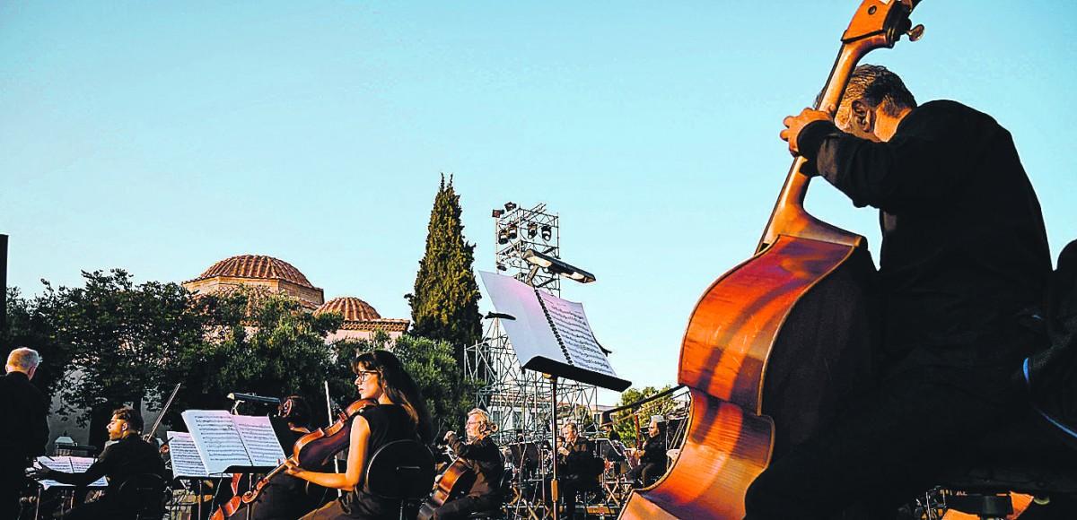 Membros da Orquestra de Ópera da Grécia ensaiam para concerto que busca usar a música como alívio à pandemia (Aris Messinis/AFP)