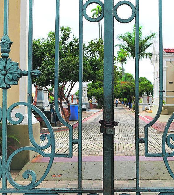Os portões do Cemitério da Saudade estão fechados para os visitantes desde o início da pandemia (Cedoc/RAC)