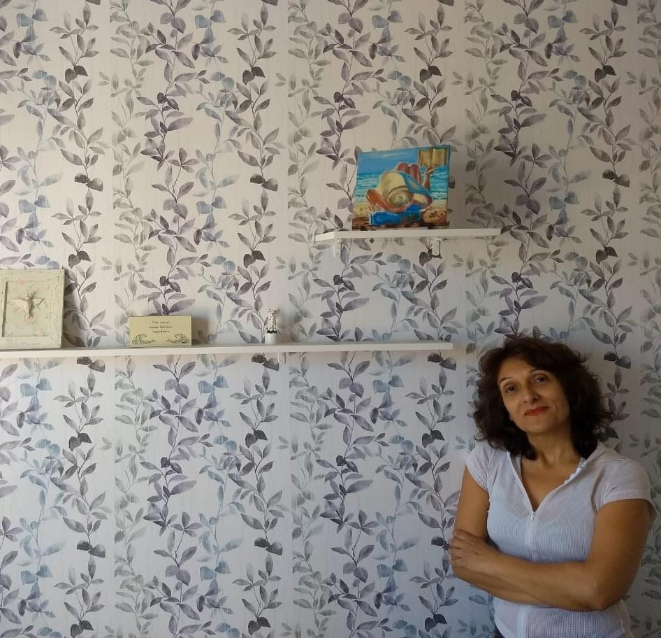 A professora de publicidade Rita Lunardi aproveitou o tempo livre para colocar um papel de parede que, na verdade, é um adesivo (Arquivo pessoal)