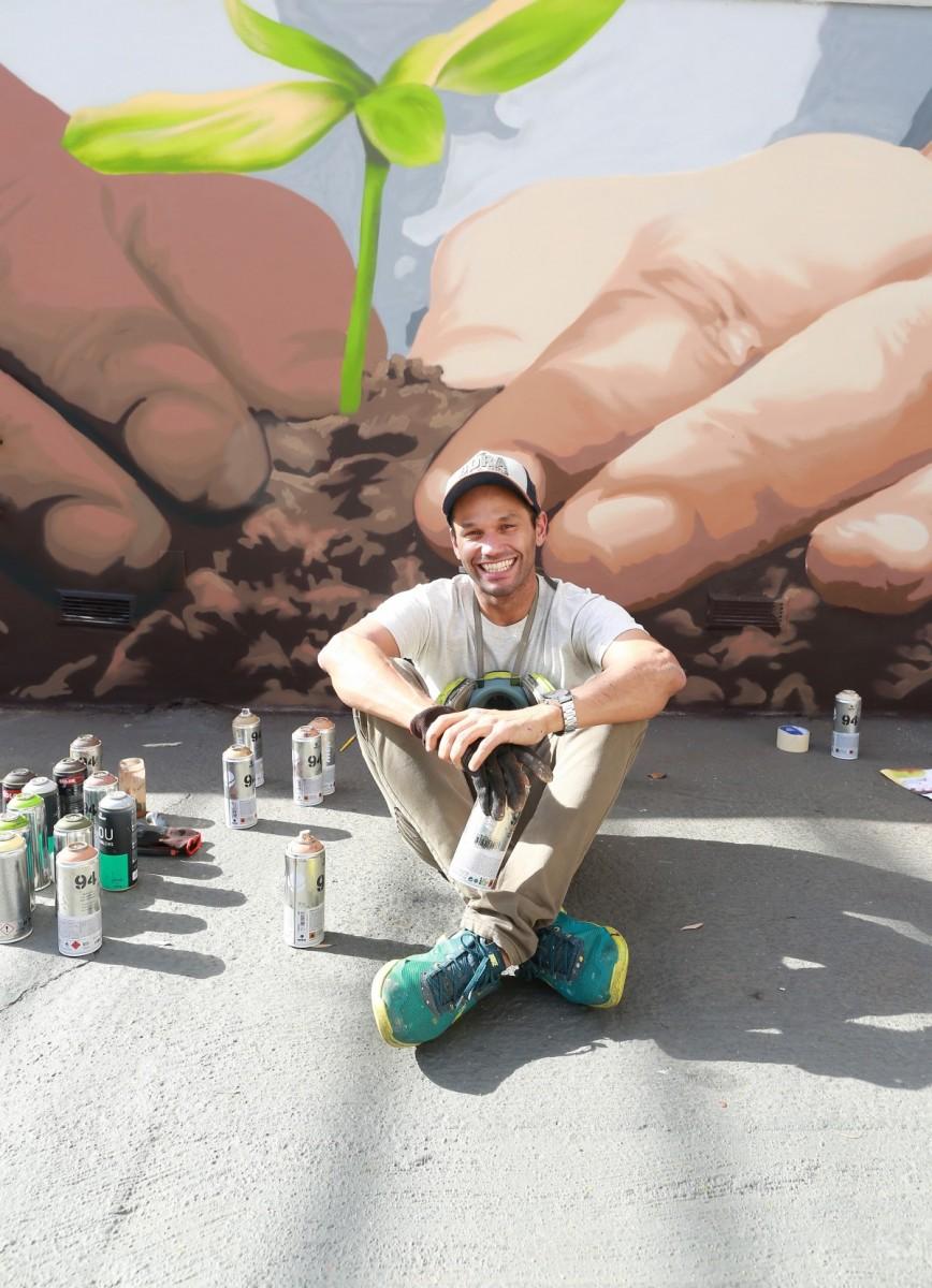 O artista campineiro e grafiteiro Gustavo Nénao pintou um painel artístico em comemoração aos 50 anos da Unimed (Leandro Ferreira/AAN)