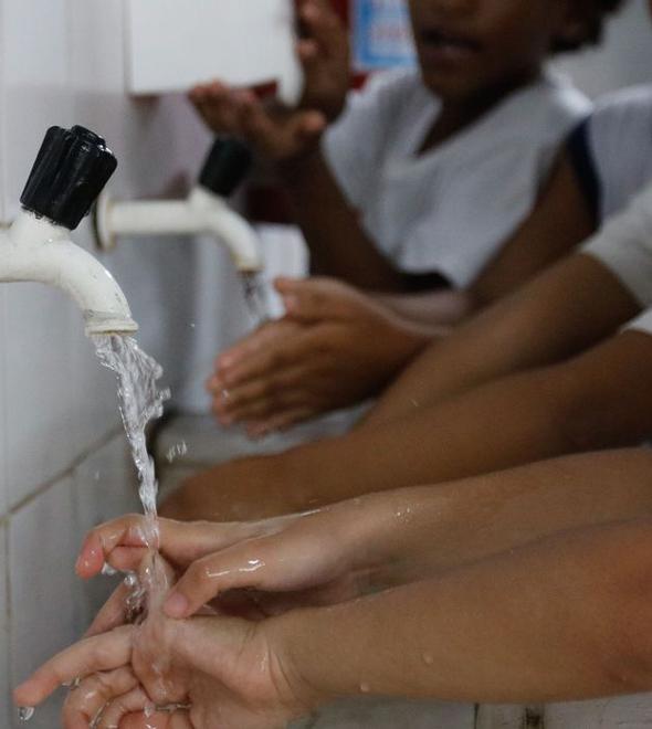 Quase metade das escolas não tem todos os itens de saneamento básico (Fernando Frazão/Agência Brasil)