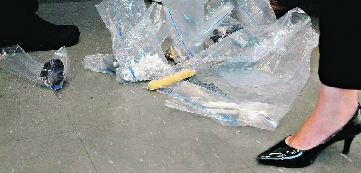 Policiais civis conferem drogas e dinheiro apreendidos ontem na região de Campinas na operação Castelo de Areia (WAGNER SOUZA/AAN)
