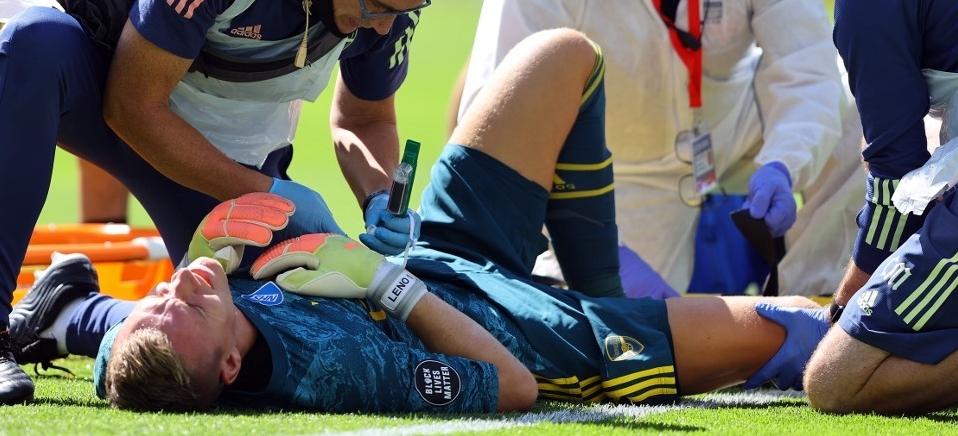 Leno sendo atendido após choque com o atacante Neal Maupay (RICHARD HEATHCOTE / POOL / AFP)